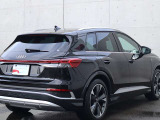 ・斜めからAudiを見るとプレス技術の高さを感じることができます。