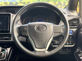 インテリアに合わせたデザインのステアリングは、運転される方のことも考え、運転しやすい形状、大きさです。是非一度、実際に触ってお確かめください。
