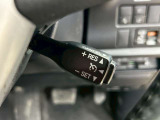 高速道路で便利な【クルーズコントロール】も装着済み。アクセルを離しても一定速度で走行ができる装備です。加速減速もスイッチ操作でOKです。