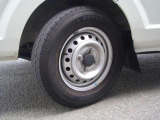12インチの貨物車用タイヤが装着されています。