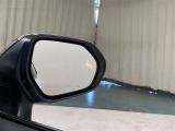 ブラインドスポットモニターはドアミラーの死角領域に入った車両の存在に加え、急接近してくれる車両も検知します。車両を検知するとドラミラーに搭載されたLEDインジケーターが点灯します。