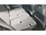フロントシート・・・スポーティな形状のフロントシート。人間工学を追求した長時間の乗車でも疲れにくいシート形状です