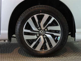 165/65R14インチタイヤと純正アルミホイールが装備されます