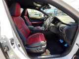 【専用スポーツシート】ホールド性に優れ、カーブ時の体が流れを抑制してくれます。また、体にフィットするから腰や背中が疲れにくく、ロングドライブや高速走行でも快適にお過ごしいただけます♪