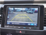 【バックカメラ】後方確認を支援する3つの視界、リアワイドカメラシステム。画面表示のビュー切り替えボタンを操作することで「ノーマルビュー」「ワイドビュー」「トップダウンビュー」の3種類の切り替えが可能。