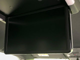【15.6型フリップダウン】大画面モニターで後席でもエンタメをお楽しみいただけます。家族や友人とお出かけする機会が多い方に大人気です♪