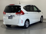 スライドドアは通常のドアに比べて、車のボディーに対し平行に開閉し、開けてもスペースを取りません。出入り口が大きいドアはお子様のいるご家庭はもちろん、混んだ駐車場でも大活躍です!