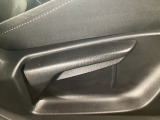 運転席にはドライバーの体型や好みに応じて前後方向だけでなく、高さの調整ができるシートリフターを装備!