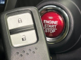 【Hondaスマートキー】カバンやポケットに入れたままでもドアの施錠・解錠が可能なスマートキーを装備。エンジンのオン・オフ時もカギを取り出す必要が無いからとっても便利です♪