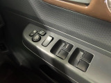 【電動格納ミラー】サイドミラーは電動格納式となっており、狭い駐車場でもキズがつくリスクを抑えられます。