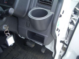 運転手の方用のドリンクホルダーになります。