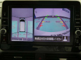 ギアを『R』に入れるとナビ画面に、まるで雲の上から覗いているような映像が映り、駐車をサポートしてくれます。