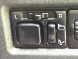 【電動格納ミラー】サイドミラーは電動格納式となっており、狭い駐車場でもキズがつくリスクを抑えられます。