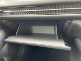 【グローブボックス】大容量のグローブボックスです!!車検証ケース他、日頃使う小物類の収納スペースもたくさんあります!