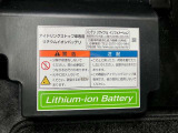 減速時の回生エネルギーを利用して発電したエネルギーを蓄え、オーディオやエアコン、ヘッドライトなどに使う事で、エンジンの負担を減らす「S-エネチャージ」搭載車両です。