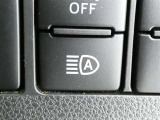 【オートマチックハイビームヘッドライト】ハイビーム走行時に対向車や前走車をカメラで認識して自動的にロービームにする機能が装備されています。※道路環境などによっては作動しない場合があります。