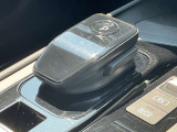 電制シフト。手のひらで包むようにして、手首を軽く動かすだけでシフトできる、マウス感覚のシフト。