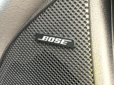【BOSEサウンドシステム】メーカーオプションの高品位サウンドシステムを搭載。専用のチューニングが施された大小様々なスピーカーから良質なサウンドが奏でられ、臨場感あふれる音響空間を演出します。