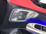 前席はシートヒーター・ベンチレーター付きで、ブルメスターサラウンドシステムのスピーカーもあります。