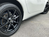 車のデザインにマッチした、純正アルミホイール!
