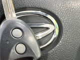 【キーフリーシステム】カバンやポケットに入れたままでもドアの施錠・解錠が可能なスマートキーを装備。エンジンのオン・オフ時もカギを取り出す必要が無いからとっても便利です♪