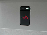 急病時や危険を感じた時、SOSコールスイッチを押すと専門のオペレータに繋がって、警察や消防への連携をサポートしてくれます。また、万が一の事故発生時には、エアバッグ展開と連動して自動通報します。