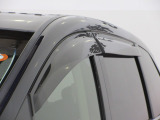 車内の空気の入れ替えだけでなく、雨天時の雨の入り込みや紫外線防止にも役立つドアバイザー装着済みです。
