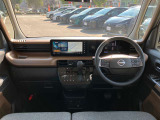 すっきりした運転席周りにはナビやエアコンの操作パネルを設置しておりますので、お一人での運転でもご安心できます。