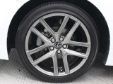 レクサス純正アルミは精度が高く、走行の安定性が優れています。タイヤサイズは215/45R17です。