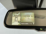スマートルームミラーでルームミラーに映る後方視界が乗員で遮られるときや、夜間や悪天候で確認しづらいときも、車両後方にあるカメラの映像を映し出すことで視界をクリアに保ちます