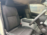 運転席も広々としており運転しやすい環境を実現しています☆