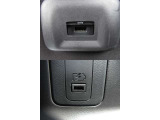 2列目3列目にはType AのUSB電源ソケットが装着されております。移動中にスマホやタブレットの充電に便利です☆