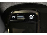 3つの走行モードがあります。『EVモード』はモーターのみで走行しガソリンを消費しないハイブリッド車ならではの環境にも優しい走行です。