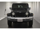 Jeep伝統の7スロットグリルが存在感ありますね。