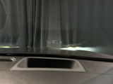 ヘッドアップディスプレイ付きで、目線を変えることなく走行速度やナビ案内を見ることが可能です。