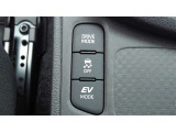 トヨタハイブリッドカー特有の、EV走行モードスイッチ、夜間などエンジン音を立てずにモーターのみでの走行ができます。