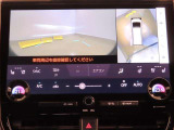 パノラミックビューモニター付きです。車両を上から見たような映像をディスプレイオーディオ画面に表示。運転席からの目視だけでは見にくい、車両周辺の状況をリアルタイムでしっかり確認できます。