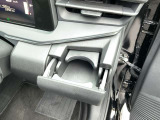 助手席にも、同様のドリンクホルダー装備です。