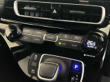 エアコンはオートエアコン付きになります。お好みの温度設定にすれば車内の温度を検知し自動で調整してくれます。暑い日は寒い日は特にオススメです♪