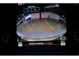後退時には大型ディスプレイに後方の映像とアシストラインが表示されます