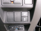 パワーテールゲートの開閉、横滑りを防ぐVSA等のスイッチ類は運転席の右側、手の届きやすい位置にあります。