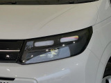 【LEDヘッドライト】悪天候や夜間走行時も良好な視界を確保し安心して運転できる高輝度LEDヘッドライトを装備!点灯速度が早く、消費電力も抑えられています。