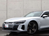 ●Audiが最初に採用したLEDポジショニングランプ。シャープなラインで昼間でも点けていたいと思うほど上品でオシャレです。夜間走行時はさらに目立ちます!