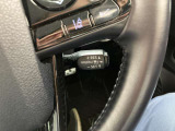 前方の車との車間を設定し、スピードを上げたり緩めたりを自動で行ってくれる追尾式の「レーダークルーズ」。上級装備の一つです!高級車にしかつかない嬉しい機能です。