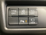 運転席脇のクラスタースイッチ部分にはカメラ切り替えスイッチ、パーキングセンサー、その他走行系スイッチを集中配置しております。