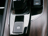 電動パーキングブレーキ装備!また、オートブレーキホールド機能もありますので、停車時ブレーキペダルから足を離してもブレーキ力を保持しているので動き出しません。(アクセルペダルを踏むと解除され発進します)