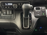 CVT車のセレクトレバーです。低速から高速まで、変速ショックのないスムーズな走りを実現するとともに、エンジン効率のよい領域を維持することで燃費にも貢献します。