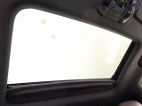 【サンルーフ】開放感たっぷりの希少装備、サンルーフが装着されています!車内に明かりを取り入れたり景色を楽しむ以外にも、車内の空気も簡単に換気できて快適です!