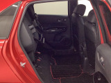 ★チップアップ&ダイブダウン機能付き【ULTR SEAT】は後席座面を左右分割で跳ね上げることができます☆トランクで積載できない背の高い荷物をラクラク収納できます。ホンダ車ならではの人気装備です♪