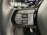 ステアリングにオーディオ操作スイッチが付いています。オーディオ画面に直接タッチしなくても操作が出来ますので、運転に集中できます。